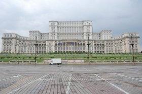 1200px-Casa_Poporului George Groutas Wikipedia.jpg