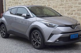 2017_Toyota_C-HR_(NGX10R)_Koba_2WD_hatchback_(2018-08-06)_01.jpg