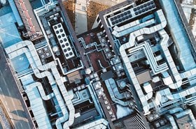 Outdoor_air_conditioning_units_and_pipelines_rooftop
